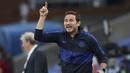 Pelatih Chelsea, Frank Lampard, memberia arahan kepada anak asuhnya saat melawan Crystal Palace pada laga Premier League di Stadion Selhurst Park, London, Selasa (7/7/2020). Chelsea menang dengan skor 3-2.  (Peter Cziborra/Pool via AP)