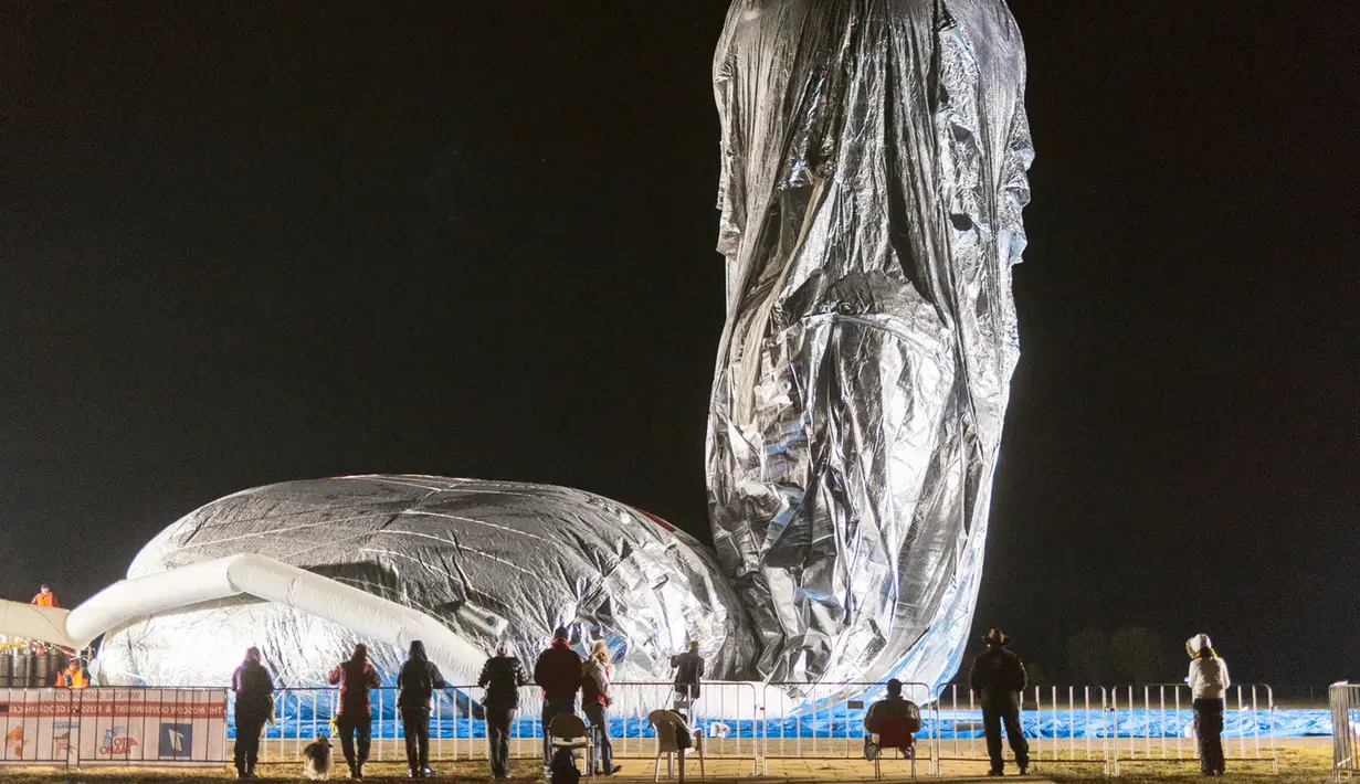 Kru membantu mengisikan nitrogen pada balon udara milik Petualang Fedor Konyukhov, Australia, Selasa (12/7). Fedor Konyukhov nekat terbang solo mengelilingi Bumi dengan sebuah balon udara panas. (Reuters/Oscar Konyukhov)