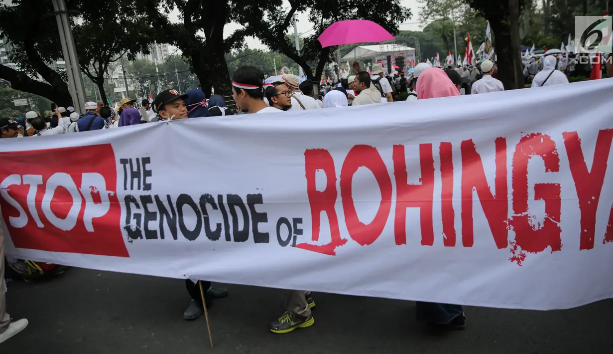 Sebuah spanduk terbentang dalam Aksi 169 Bela Rohingya di kawasan Patung Kuda, Jakarta Pusat, Sabtu (16/9). Peserta aksi datang dari berbagai organisasi di antaranya Majelis Ulama Indonesia dan Partai Keadilan Sejahtera (PKS). (Liputan6.com/Faizal Fanani)