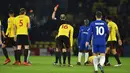 Wasit memberi kartu merah kepada pemain Chelsea Tiemoue Bakayoko usai menerima kartu kuning kedua pada pertandingan Liga Inggris, Watford melawan Chelsea di stadion Vicarage Road, London (5/2). (AFP Photo / Glyn Kirk)