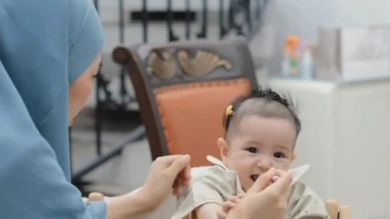 Momen Anak Bungsu Alyssa Soebandono MPASI Pertama, Begini Reaksinya - Dibuatkan Sendiri oleh sang Ibu