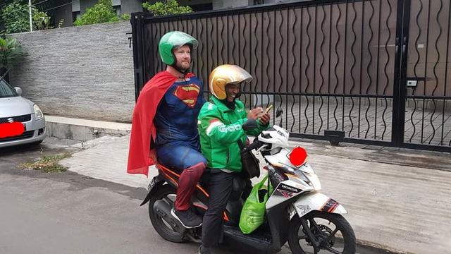 Potret Lucu Pahlawan Superhero Naik Ojek Online Bikin Ngakak