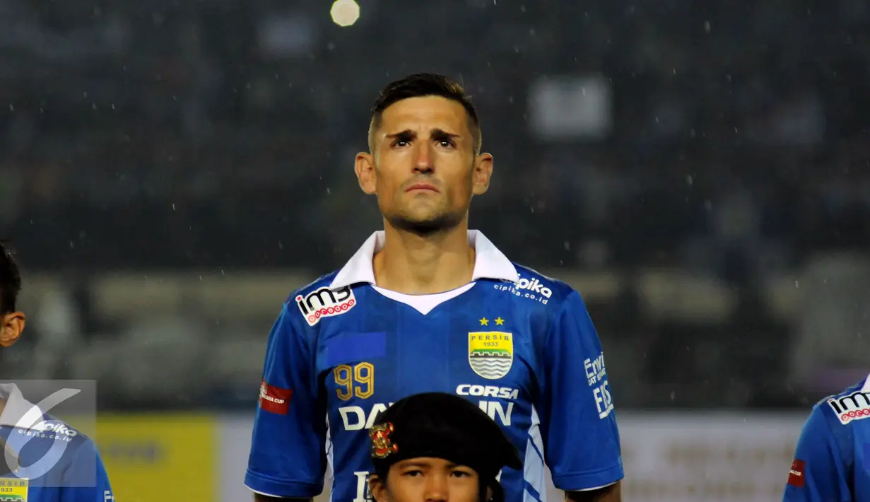 Pemain depan Persib, Juan Carlos Rodriguez Belencoso berdiri jelang laga melawan Mitra Kukar di Turnamen Piala Bhayangkara di Stadion Si Jalak Harupat, Bandung, Kamis (17/3/2016). Laga berakhir imbang 1-1. (Liputan6.com/Helmi Fithriansyah)