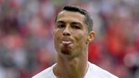 Pemain depan Portugal, Cristiano Ronaldo menjulurkan lidahnya dalam pertandingan Piala Dunia 2018 antara Portugal dan Maroko di Stadion Luzhniki, Moskow, Rusia, 20 Juni 2018. Ronaldo masuk dalam kandidat pemain terbaik FIFA 2018. (AFP PHOTO/YURI CORTEZ)