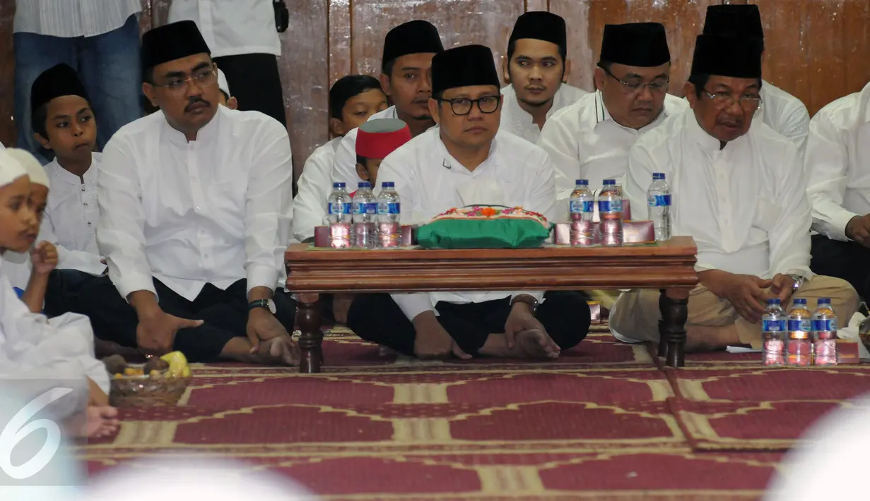 Ketua Umum DPP PKB Muhaimin Iskandar (tengah depan) saat menghadiri peresmian Gerakan Anak Nusantara Mengaji di Jakarta, Kamis (5/5/2016). Gerakan ini dilaksanakan serentak di seluruh Indonesia pada 7-8 Mei 2016. (Liputan6.com/Helmi Fithriansyah)
