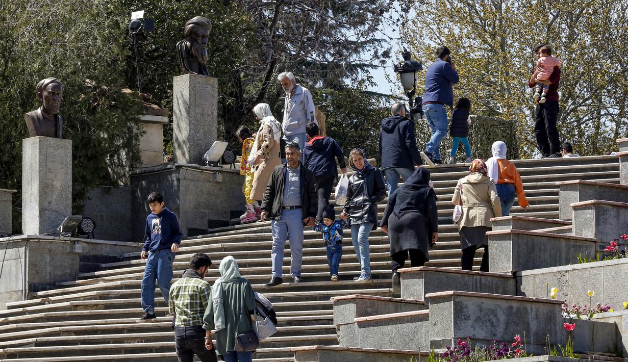 Sizdah Bedar adalah hari untuk merayakan alam. Masyarakat Iran percaya bahwa dengan keluar rumah, mereka menyambut musim semi, dan meninggalkan semua kesialan yang terkait dengan angka 13. (Photo by AFP)