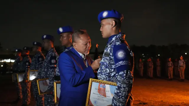 Ketua Umum PAN Zulkifli Hasan (Zulhas) usai melantik 500 peserta PANdawa Batch 1 di Bojongsari, Kota Depok, Jawa Barat (29/1/2025).