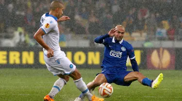 Duel panas terjadi di leg kedua semifinal Europa League antara Dnipro Dnipropetrovsk dengan Napoli di NSK Olimpijs'kjv Stadium, Jumat (15/5/2015). Dnipro Dnipropetpovsk menang 1-0 atas Napoli. (REUTERS/Valentyn Ogirenko)