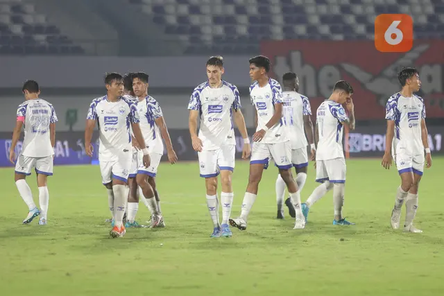 Para pemain PSIS Semarang terlihat lesu setelah takluk dari Persija Jakarta dalam lanjutan BRI Liga 1 2024/2025 di Stadion Indomilk Arena, Tangerang, Rabu (5/3/2025) malam WIB. (Bola.com/M. Iqbal Ichsan)