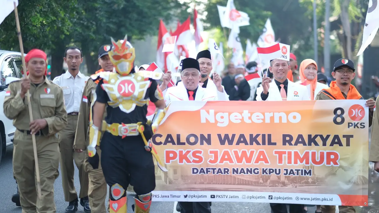Rombongan kader dan caleg PKS Jatim saat daftar ke KPU Jatim. (Istimewa)