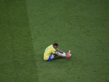 Penyerang Brasil, Neymar berbaring di lapangan saat melawan Serbia pada  matchday 1 Grup G Piala Dunia 2022 di Stadion Lusail Iconic, Jumat (25/11/2022) dini hari WIB. Kemenangan Brasil 2-0 Serbia sepertinya harus dibayar mahal.  (AP Photo/Darko Vojinovic)