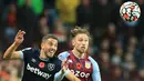 Gelandang West Ham United, Pablo Fornals (kiri) berebut bola dengan bek Aston Villa, Matty Cash pada pekan sepuluh Liga Inggris di Villa Park, Minggu (31/10/2021). West Ham United mengandaskan tuan rumah Aston Villa dengan skor 4-1. (Lindsey Parnaby / AFP)