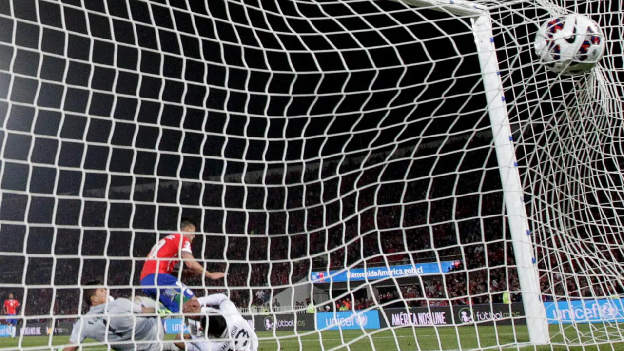 Charles Aranguiz cetak gol ketiga saat Chili mengalahkan Bolivia 5-0