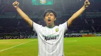 Joshua Suherman, penyanyi asal Surabaya mendapat kesempatan menyanyikan lagu kebesaran Bonek Mania dan Persebaya, Sabtu (17/6/2017) di Stadion Gelora Bung Tomo. (Bola.com/Fahrizal Arnas)