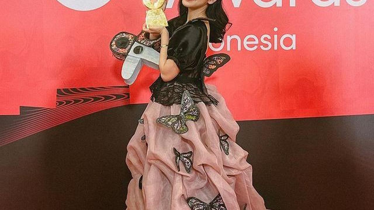 Beberapa waktu lalu, ia juga memenangkan salah satu ketegori di ajang Tiktok Awards. Untuk menghadiri acara ini, ia pun membuat sendiri gaun miliknya.