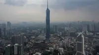 Menara Merdeka (KL118) dan gedung-gedung komersial tampak diselimuti kabut asap di Kuala Lumpur, Selasa, 11 Agustus 2026/ (AFP/ Mohd Rasfan).