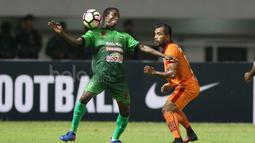 Pemain PS TNI, Aboubacar Sylla (kiri) berduel dengan pemain Borneo FC, Zulvin Zamrun pada lanjutan Liga 1 2017 di Stadion Pakansari, Bogor, Senin (17/4/2017). PS TNI dan Borneo FC bermain imbang 2-2. (Bola.com/Nicklas Hanoatubun)