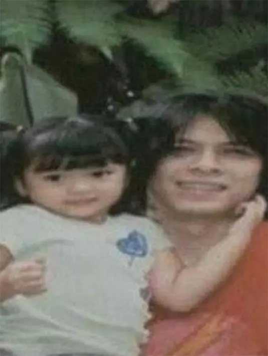 Alleia sangat dengan dengan Ariel. Beberapa potret kedekatan ayah dan anak itu begitu terlihat sejak kecil hingga sekarang. [Instagram/alleialovers]