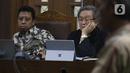 Terdakwa dugaan suap jual-beli jabatan di lingkungan Kemenag, M Romahurmuziy (kiri) menyimak keterangan saksi saat menjalani sidang lanjutan di Pengadilan Tipikor, Jakarta, Rabu (27/11/2019). Sidang mendengar keterangan dua orang saksi. (Liputan6.com/Helmi Fithriansyah)