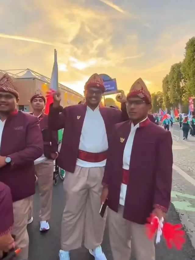 Potret Tampilan Meriah Kontingen Indonesia Kenakan Baju Adat di Pembukaan Paralimpiade Paris 2024