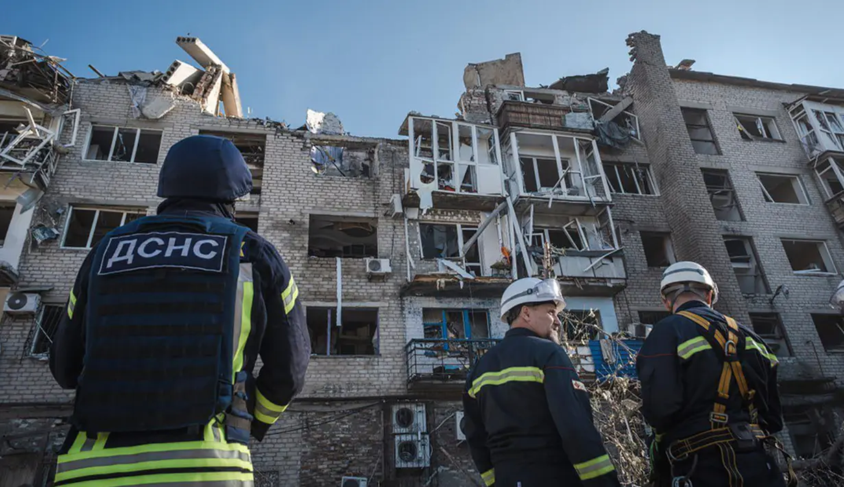 Dalam foto yang disediakan oleh Layanan Darurat Ukraina ini tim penyelamat bekerja di lokasi sebuah bangunan yang rusak setelah serangan rudal Rusia di Pokrovsk, wilayah Donetsk, Ukraina, Selasa (8/8/2023). (Ukrainian Emergency Service via AP Photo)