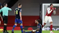 Bek Arsenal, Gabriel, diganjar kartu merah saat bersua Southampton pada laga pekan ke-13 Premier League di Stadion Emirates, Kamis (17/12/2020) dini hari WIB. The Gunners pun harus puas bermain 1-1 kontra The Saints. (PETER CZIBORRA / POOL / AFP)