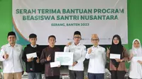 NU Care-LAZISNU PBNU bersinergi dengan Bank Syariah Indonesia (BSI) dan Lembaga Amil Zakat (LAZ) BSI Maslahat dalam menyalurkan program beasiswa bagi para santri yang tersebar di wilayah Provinsi Banten. Serah terima Beasiswa Santri Nusantara tersebut dilakukan di kantor PWNU Banten, Kota Serang, Rabu (13/9) (Tim Humas NU Care-LAZISNU PBNU)