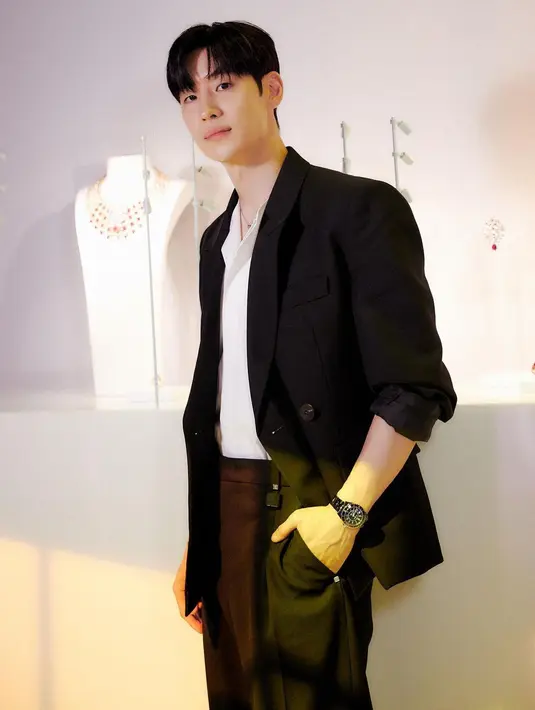 <p>Aktor Lee Je Hoon juga tampak memesona dalam balutan setelan jas yang dipasangkan dengan kemeja leher terbuka, ini membuat penampilannya jadi semi-formal. (Foto: Instagram/ marieclaire_hk)</p>