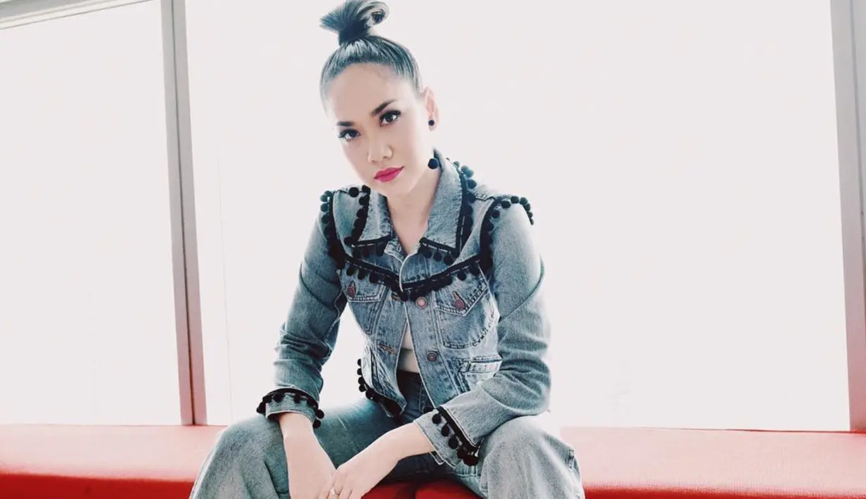 Denim menjadi busana pilihan banyak orang karena bisa memberikan kesan santai dan stylish. Hal itu juga dilakukan oleh Bunga Citra Lestari. Penyanyi sekaligus artis ini tampil trendi dengan atasan jaket denim yang senada dengan celananya. (Liputan6.com/IG/@bclsinclair)