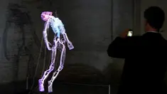 Pengunjung mengambil gambar karya seni buatan seniman Bahamian Tavares Strachan saat pratinjau pers menjelang pembukaan pameran International Venice Biennale di Venesia, Italia, Rabu (8/5/2019). International Venice Biennale ke-58 ini bertema 'May You Live In Interesting Times'. (TIZIANA FABI/AFP)