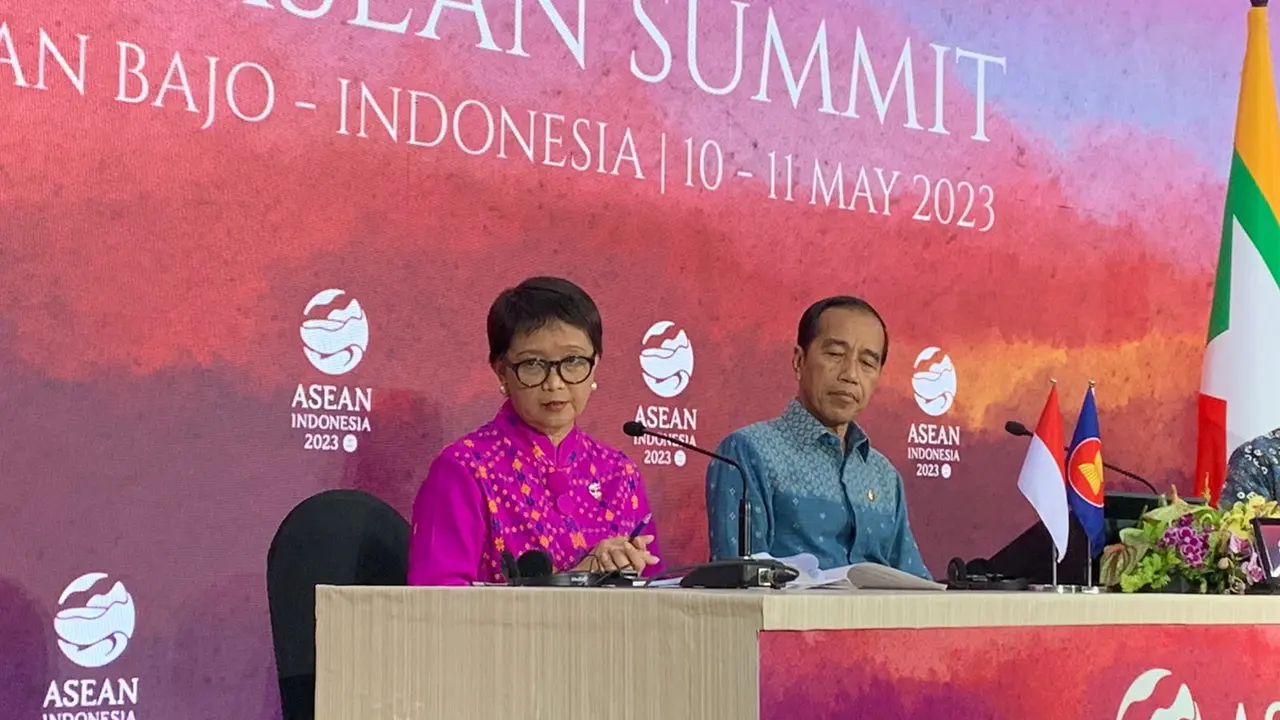 Menteri Luar Negeri Retno Marsudi mendampingi Presiden Joko Widodo dalam press briefing usai KTT ke-42 ASEAN 2023 di media center Hotel Bintang Flores, Labuan Bajo, Nusa Tenggara Timur (NTT). (Liputan6/Benedikta Miranti)