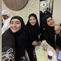 Natasha Rizky tampak berkesempatan menjalankan umrah saat Ramadan 2026. Ia pun mengenakan khimar dan abaya warna hitam. [@febbyrastanty]