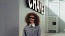 Whitney Peak tampil dengan gaya jalanan super trendy. Memadukan setelan denim-nya dengan tas Chanel warna hitam. [Dok/Chanel].