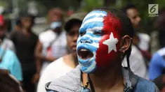 Mahasiswa Papua yang tergabung dalam Aliansi Mahasiswa Anti Rasisme, Kapitalisme, Kolonialisme, dan Militerisme berunjuk rasa di depan Istana Merdeka, Jakarta, Rabu (28/8/2019). Mereka menuntut diberikan hak untuk menentukan nasib sendiri melalui referendum. (Liputan6.com/Angga Yuniar)