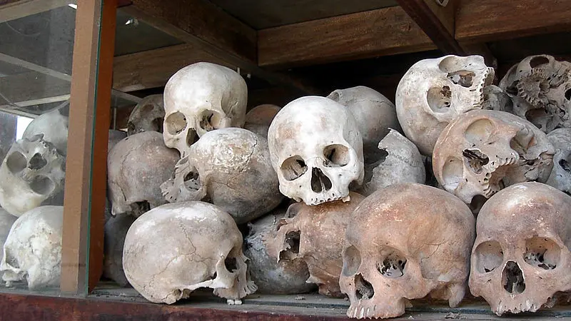 Tulang belulang korban pembantai Khmer Merah alias Genosida di Kamboja pada masa kepemimpinan Pol Pot (Wikimedia Commons)
