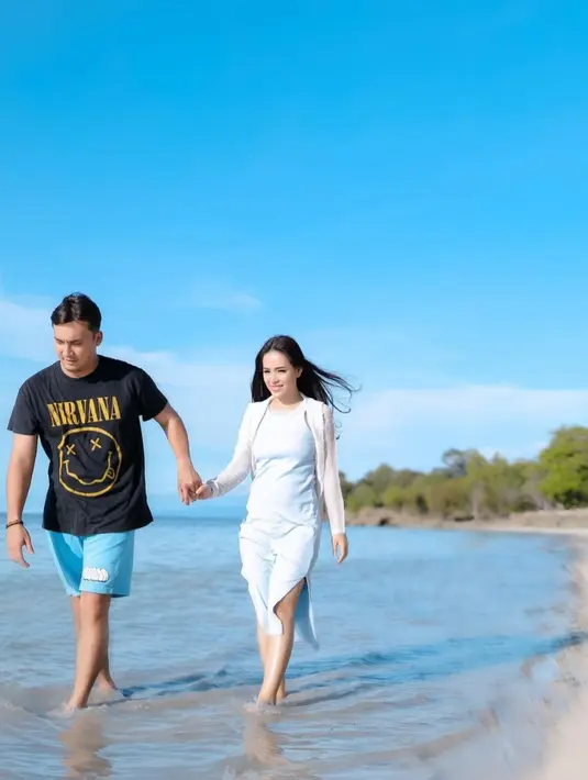 Hubungan Lady Nayoan dan Rendy Kjaernett semakin romantis. Terakhir, mereka sempat berlibur di Pusat Pantai, Sulawesi Tengah.