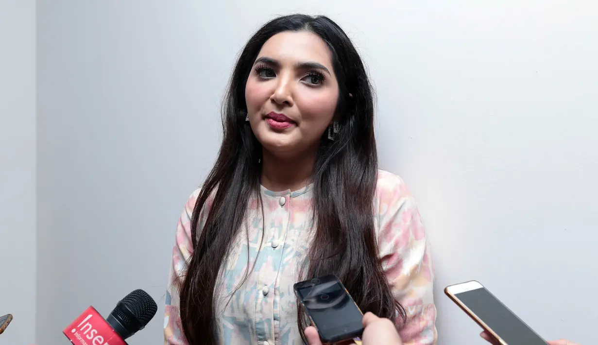 Sejak kehadiran anak keduanya, Ashanty mulai jarang bisa bersama berkumpul dengan teman-temannya. Termasuk agenda rutin arisan bersama teman-teman. Ia mengaku sejak kehadiran anak keduanya, hanya bisa bekerja dan mengurus anak. (Deki Prayoga/ Bintang.com)