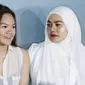 Sarita Abdul Mukti (kanan) dan Shafa Harris memberi keterangan kepada awak media usai mengisi acara di kawasan Kapt. Tendean, Jakarta, Senin (20/11). Dalam video tersebut, terlihat Shafa mendorong artis Jennifer Dunn. (Liputan6.com/Herman Zakharia)