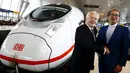 Ruediger Grube (kiri), CEO dari Deutsche Bahn AG, bersama Menteri Lalu Lintas Jerman Alexander Dobrindt (kanan), di depan kereta ICE, di Stasiun kereta api, Jerman, Kamis (23/7). Pada perjalanan perdana dari Frankfurt ke Paris. (REUTERS/Kai Pfaffenbach)
