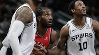 DeMar DeRozan (no 10) vs Kawhi Leonard (AP)