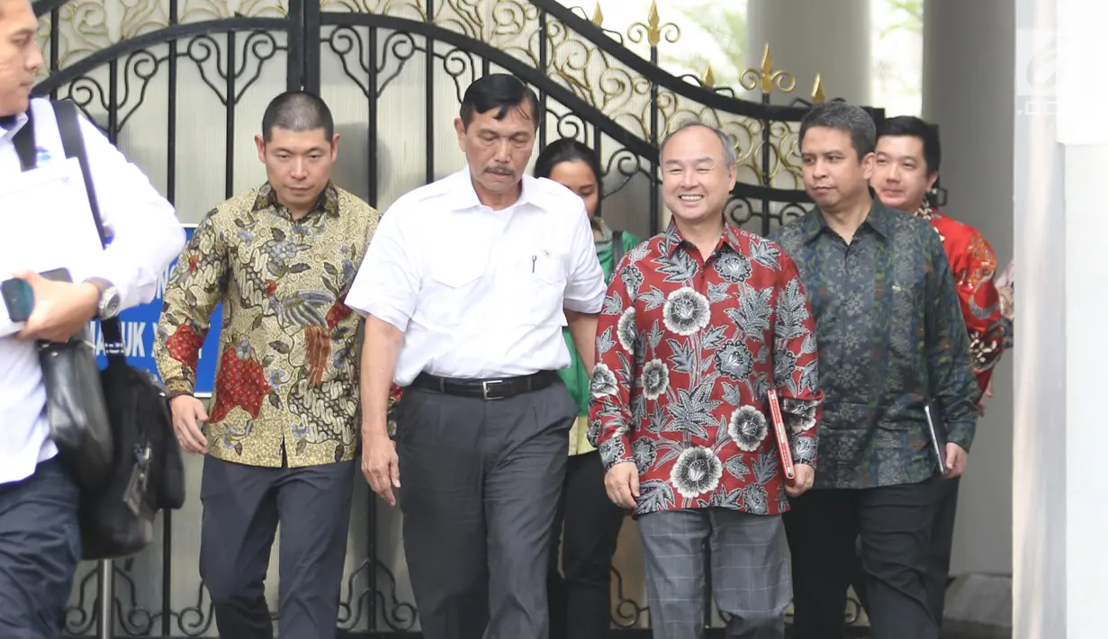 Menko bidang Maritim Luhut Panjaitan berbincang dengan Presiden Direktur SoftBank Masayoshi Son (kedua kanan), CEO Grab Anthony Tan dan President of Grab Indonesia Ridzki Kramadibrata (kanan) usai bertemu Presiden Joko Widodo di Istana Merdeka, Senin (29/7/2019). (Liputan6.com/Angga Yuniar)
