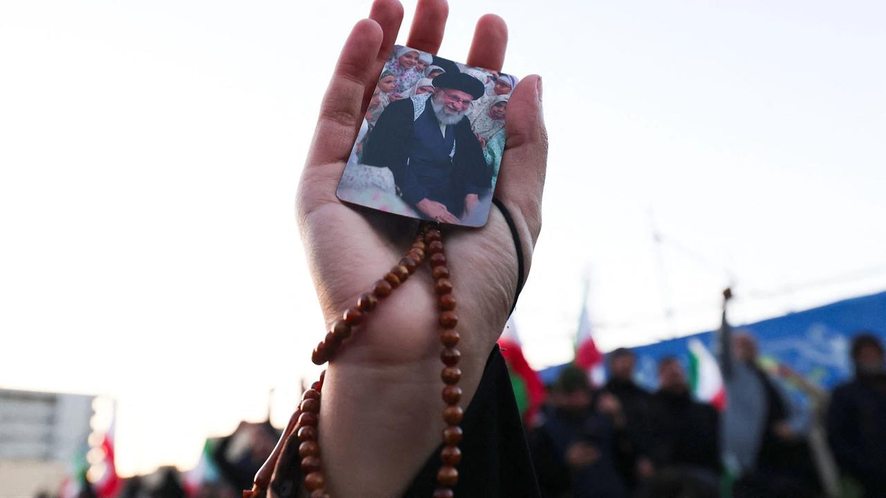 FOTO: Iran Berduka Usai Kematian Ayatollah Ali Khamenei dalam Serangan Militer