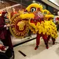 Barongsai beratraksi di Senayan City mall, Jakarta, Jumat (12/2/2021). Atraksi Barongsai yang digelar dengan berkeliling pusat perbelanjaan tersebut bertujuan untuk menghibur pengunjung sekaligus untuk menyambut Tahun Baru Imlek 2572. (Liputan6.com/Johan Tallo)