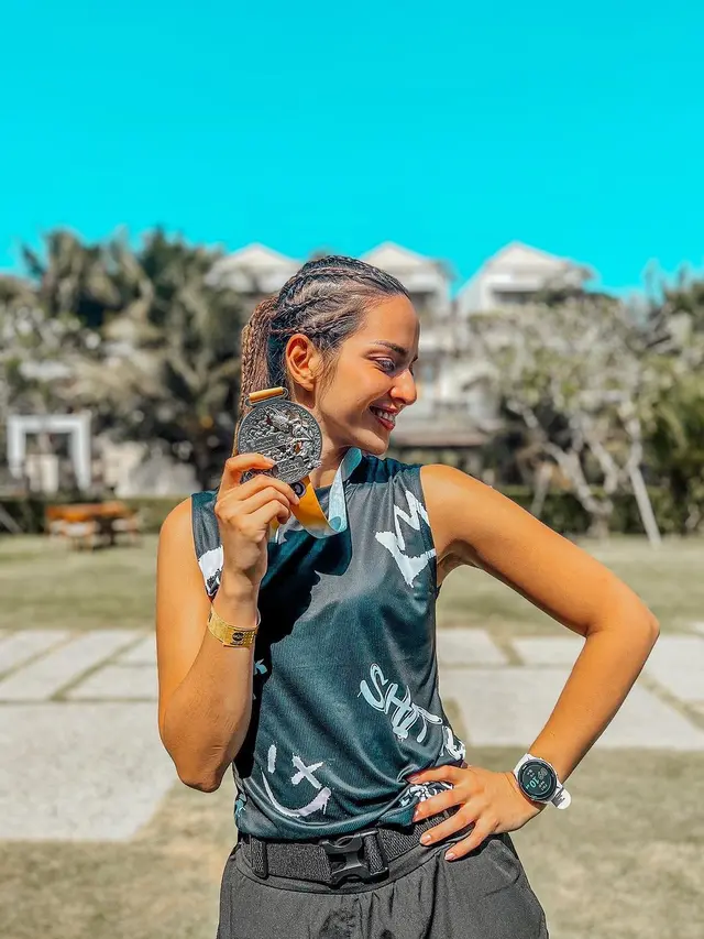 7 Potret Nia Ramadhani Ikut Marathon di Bali, Sepatunya Sampai Jebol