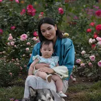 Ia tampil dengan busana tradisional Bhutan berwarna biru. Penampilannya disempurnakan dengan riasan minimalis dalam rona peach di wajahnya.