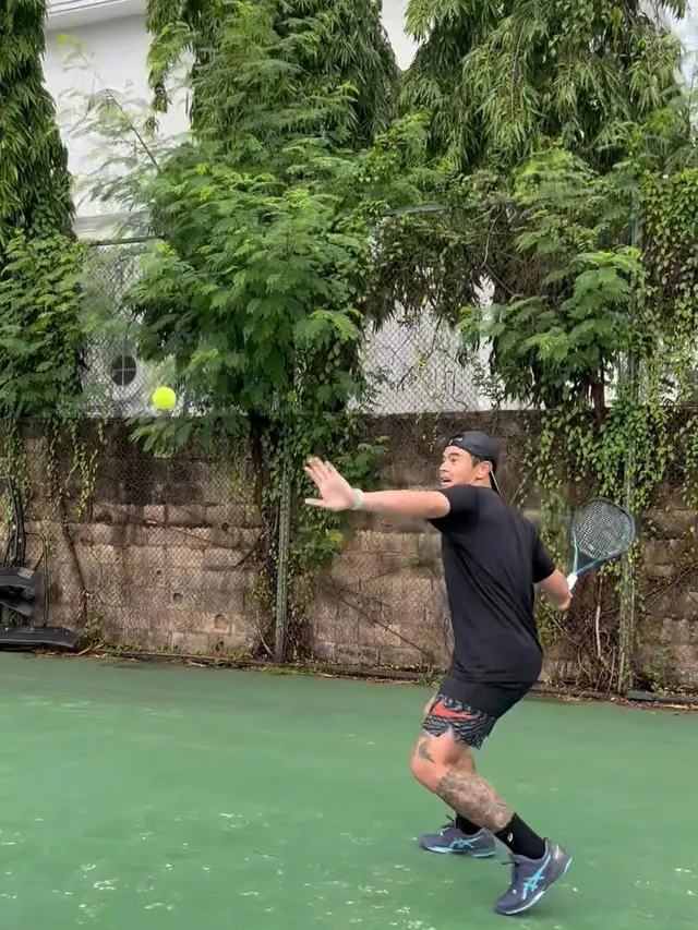 Satu Tim dengan Enzy Storia, Ini 7 Potret Dion Wiyoko Latihan Tenis