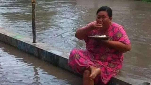 6 Kelakuan Emak-emak saat Banjir Ini Santainya Kelewatan