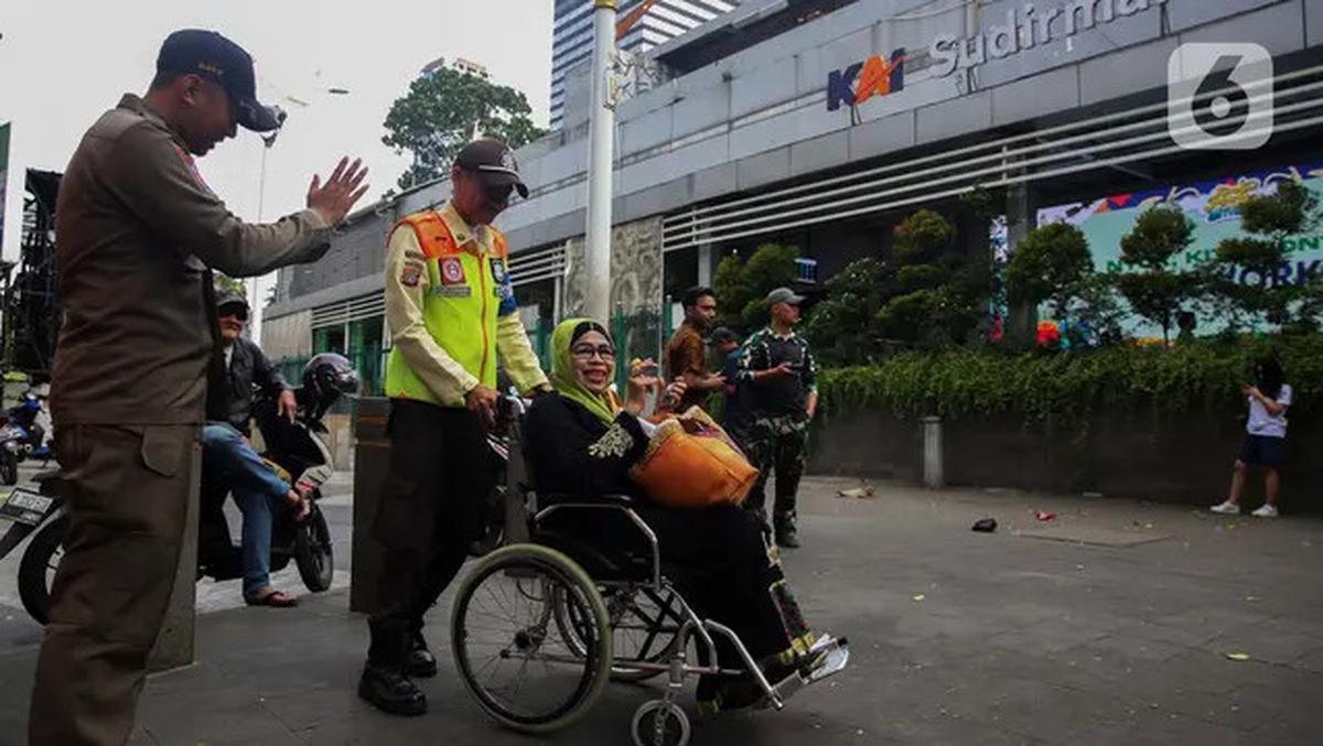 Kesigapan Petugas KAI Commuter Line Layani Calon Penumpang Lanjut Usia