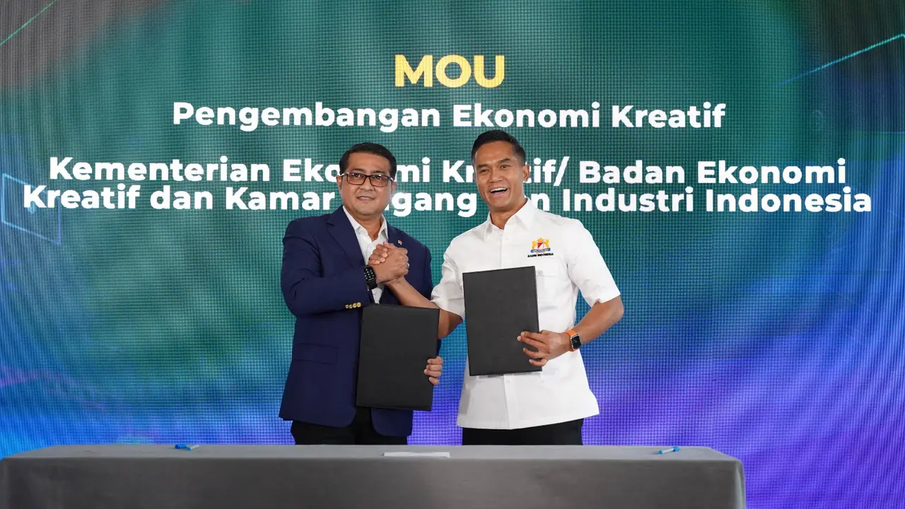 Kamar Dagang dan Industri (Kadin) Indonesia bersama Kementerian Ekonomi Kreatif (Ekraf) menandatangani nota kesepahaman (MoU), Senin, 1 Desember 2025. (Foto: Liputan6.com/Tira Santia)