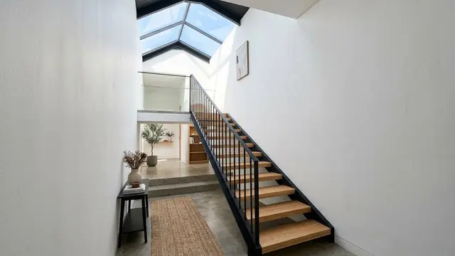 Desain Tangga Rumah Sempit dengan Skylight/AI Generated